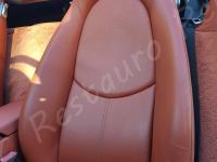 Porsche Boxster (987) - anno 2007 - Pulizia interno in pelle e restauro plastiche - Particolare dello schienale del sedile guida. (DOPO)