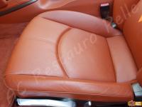 Porsche Boxster (987) - anno 2007 - Pulizia interno in pelle e restauro plastiche - Particolare della seduta del sedile guida. (DOPO)
