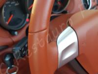 Porsche Boxster (987) - anno 2007 - Pulizia interno in pelle e restauro plastiche - Dettaglio dell'impugnatura sinistra del volante. (DOPO)
