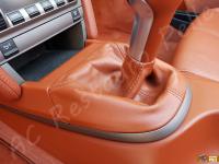 Porsche Boxster (987) - anno 2007 - Pulizia interno in pelle e restauro plastiche - Particolare della cuffia del cambio. (DOPO)