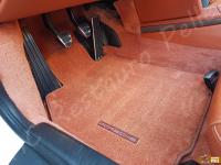 Porsche Boxster (987) - anno 2007 - Pulizia interno in pelle e restauro plastiche - Particolare della zona piedi lato guida. (DOPO)