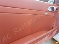 Porsche Boxster (987) - anno 2007 - Pulizia interno in pelle e restauro plastiche - Comparativa 50/50 PULITO/SPORCO pannello porta lato guida. (DOPO)