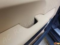 Range Rover Vogue TDV8 (L322) - anno 2008 - Restauro completo dell’interno in pelle e delle plastiche  - Dettaglio del bracciolo e della maniglia lato guida. (DOPO)