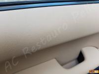 Range Rover Vogue TDV8 (L322) - anno 2008 - Restauro completo dell’interno in pelle e delle plastiche  - Dettaglio della superficie del pannello porta lato guida. (DOPO)