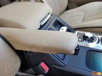 Range Rover Vogue TDV8 (L322) - anno 2008 - Restauro completo dell’interno in pelle e delle plastiche  - Dettaglio del bracciolo retrattile del sedile passeggero. (DOPO)