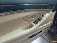BMW 525d Xdrive (F11) - anno 2011 - Restauro maniglie portiere e bracciolo centrale - Panoramica del bracciolo e della maniglia portiera lato guida. (DOPO)