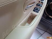 BMW 525d Xdrive (F11) - anno 2011 - Restauro maniglie portiere e bracciolo centrale - Dettaglio della maniglia lato guida. (DOPO)