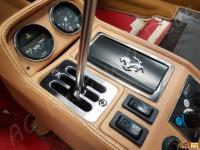 Ferrari 308 GTSi quattrovalvole - anno 1984 - Restauro di sedili e volante e pulizia dell’interno - Dettaglio del tunnel centrale in corrispondenza del tradizionale cambio a griglia. (DOPO)