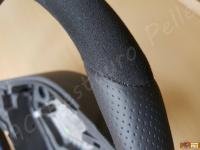 Opel Corsa OPC - anno 2008 - Rivestimento e personalizzazione volante in pelle e alcantara - Dettaglio di cuciture e accoppiamenti della pelle. (DOPO)