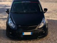 Opel Corsa OPC - anno 2008 - Rivestimento e personalizzazione volante in pelle e alcantara - Il volante montato e l'auto del nostro cliente. (DOPO)