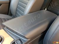 Alfa Romeo Stelvio 2000 turbo Q4 - anno 2017 - Pulizia e trattamento dell’interno in pelle - Particolare del bracciolo centrale. (DOPO)