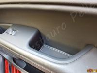 Alfa Romeo Stelvio 2000 turbo Q4 - anno 2017 - Pulizia e trattamento dell’interno in pelle - Dettaglio maniglia portiera lato passeggero. (DOPO)