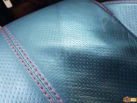 Aston Martin DB9 Le Mans - anno 2008 - Pulizia e ammorbidimento dell’interno in pelle - 50/50 pulito/sporco sul sedile di guida. (DOPO)