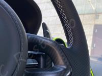 McLaren 570S - Rivestimento e personalizzazione del volante in vera pelle  - Il volante montato sull'auto. (DOPO)