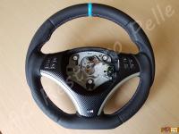 BMW serie 1 (E87) - anno 2008 – Rivestimento volante, pomelli e cuffie in vera pelle con personalizzazioni - Panoramica del volante. (DOPO)