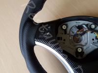 BMW serie 1 (E87) - anno 2008 – Rivestimento volante, pomelli e cuffie in vera pelle con personalizzazioni - Particolare dell'impugnatura sinistra. (DOPO)