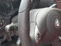 Alfa Romeo 147 - anno 2006 - Restauro volante e trattamento interno in pelle  - Particolare dell'impugnatura sinistra del volante. (DOPO)