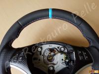 BMW serie 1 (E87) - anno 2008 – Rivestimento volante, pomelli e cuffie in vera pelle con personalizzazioni - Particolare della parte alta della corona. (DOPO)