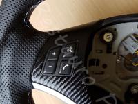 BMW serie 1 (E87) - anno 2008 – Rivestimento volante, pomelli e cuffie in vera pelle con personalizzazioni - Dettaglio dei comandi al volante. (DOPO)