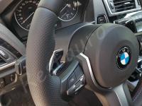 BMW 125d M-sport: Rivestimento in vera pelle e personalizzazione volante  - Particolare dell'impugnatura sinistra. (DOPO)