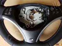 BMW serie 1 (E87) - anno 2008 – Rivestimento volante, pomelli e cuffie in vera pelle con personalizzazioni - Dettaglio della mascherina centrale. (DOPO)