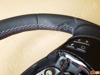 BMW serie 1 (E87) - anno 2008 – Rivestimento volante, pomelli e cuffie in vera pelle con personalizzazioni - Dettaglio delle cuciture multicolori Msport. (DOPO)