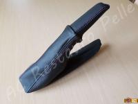 BMW serie 1 (E87) - anno 2008 – Rivestimento volante, pomelli e cuffie in vera pelle con personalizzazioni - Cuffia del freno a mano. (DOPO)