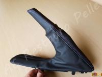 BMW serie 1 (E87) - anno 2008 – Rivestimento volante, pomelli e cuffie in vera pelle con personalizzazioni - Cuffia del freno a mano. (DOPO)