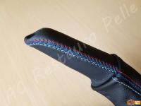 BMW serie 1 (E87) - anno 2008 – Rivestimento volante, pomelli e cuffie in vera pelle con personalizzazioni - Pomello del freno a mano. (DOPO)