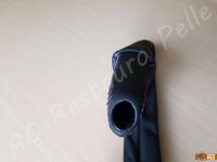 BMW serie 1 (E87) - anno 2008 – Rivestimento volante, pomelli e cuffie in vera pelle con personalizzazioni - Visione frontale del pomello del freno a mano. (DOPO)