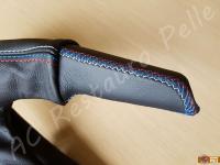 BMW serie 1 (E87) - anno 2008 – Rivestimento volante, pomelli e cuffie in vera pelle con personalizzazioni - Visione laterale del pomello del freno a mano. (DOPO)