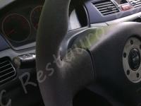 Mitsubishi Lancer EVO IX - Volante rivestito e personalizzato in Alcantara  - Dettaglio del volante montato sull'auto. (DOPO)