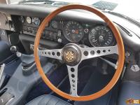 Jaguar E-Type 4.2 coupè 2° serie - anno 1969 - Restauro completo degli interni - Dettagli della seduta di guida e del volante in legno. (-)