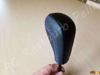 BMW serie 1 (E87) - anno 2008 – Rivestimento volante, pomelli e cuffie in vera pelle con personalizzazioni - Pomello del cambio automatico. (DOPO)