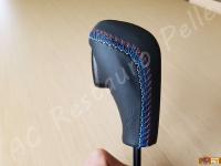 BMW serie 1 (E87) - anno 2008 – Rivestimento volante, pomelli e cuffie in vera pelle con personalizzazioni - Visione laterale del pomello del cambio automatico. (DOPO)