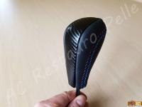 BMW serie 1 (E87) - anno 2008 – Rivestimento volante, pomelli e cuffie in vera pelle con personalizzazioni - Altra vista del pomello del cambio automatico. (DOPO)