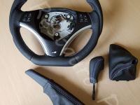BMW serie 1 (E87) - anno 2008 – Rivestimento volante, pomelli e cuffie in vera pelle con personalizzazioni - L'insieme dei pezzi. (DOPO)