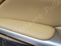BMW 330 Ci cabrio (E46) - Restauro completo degli interni - >>>>>>>>>>>>>>>>> - Dettaglio del bracciolo di guida. (DOPO)