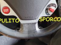 Ferrari F430 - Lavaggio completo dell’interno in pelle e della moquette - - Comparazione 50/50 Pulito/Sporco del volante. (DOPO)