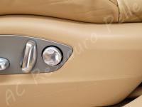 Porsche Cayenne 2012 - Lavaggio completo dell’interno in pelle e della moquette - Dettaglio dei comandi elettrici del sedile guida. (DOPO)