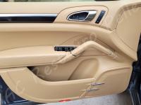 Porsche Cayenne 2012 - Lavaggio completo dell’interno in pelle e della moquette - Pannello portiera di guida. (DOPO)