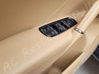 Porsche Cayenne 2012 - Lavaggio completo dell’interno in pelle e della moquette - Dettaglio del bracciolo portiera di guida. (DOPO)