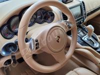 Porsche Cayenne 2012 - Lavaggio completo dell’interno in pelle e della moquette - Panoramica del volante. (DOPO)