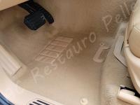 Porsche Cayenne 2012 - Lavaggio completo dell’interno in pelle e della moquette - Zona piedi lato guida. (DOPO)