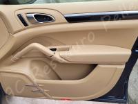 Porsche Cayenne 2012 - Lavaggio completo dell’interno in pelle e della moquette - Pannello porta passeggero. (DOPO)