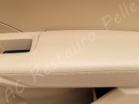 Porsche Cayenne 2012 - Lavaggio completo dell’interno in pelle e della moquette - Dettaglio bracciolo pannello porta passeggero. (DOPO)