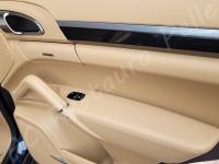 Porsche Cayenne 2012 - Lavaggio completo dell’interno in pelle e della moquette - Pannello porta posteriore. (DOPO)