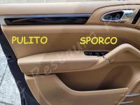 Porsche Cayenne 2012 - Lavaggio completo dell’interno in pelle e della moquette - 50/50 Pulito/Sporco portiera di guida. (-)