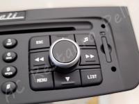 Maserati GranTurismo - Restauro delle plastiche appiccicose e dei tasti retroilluminati. - Dettagli del pannello di controllo del navigatore e della radio. (DOPO)