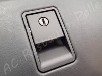 Maserati GranTurismo - Restauro delle plastiche appiccicose e dei tasti retroilluminati. - La maniglia di apertura del cassetto portaoggetti. (DOPO)